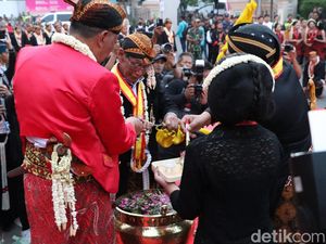 Lima Pusaka Dikirab dan Dijamas Jelang Satu Suro di Ponorogo