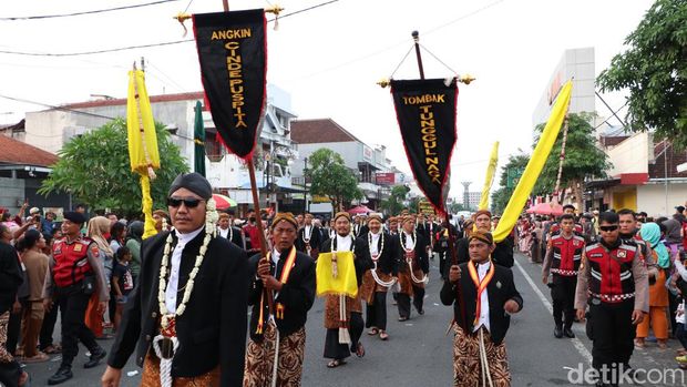Prosesi jamasan dan kirab pusaka satu Suro.