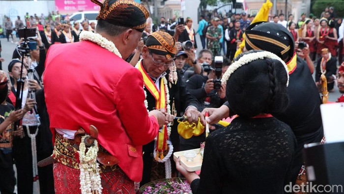 Prosesi jamasan dan kirak pusaka jelang satu suro di ponorogo