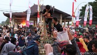 Selama perjalanan membawa pusaka itu ke Pringgitan (rumah dinas Bupati). Para pejabat yang turut kirab juga membagikan jajanan kepada para penonton atau masyarakat. Ini sebagai simbol berbagi rejeki.