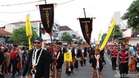 Pusaka ini diarak dari Setono atau Makam Batoro Katong (lama) ke Ponorogo Tengah (baru). Para pengiring yang bertugas membawa pusaka itu oleh para bergodo diikuti para pejabat di lingkungan Pemkab Ponorogo.