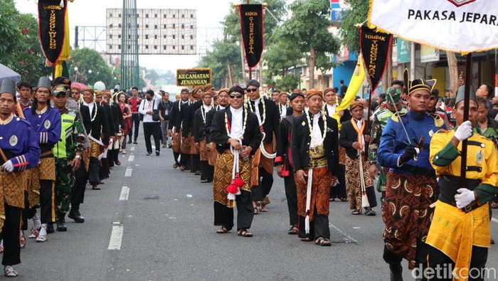 Prosesi jamasan dan kirak pusaka jelang satu suro di ponorogo Prosesi jamasan dan kirak pusaka jelang satu suro di ponorogo