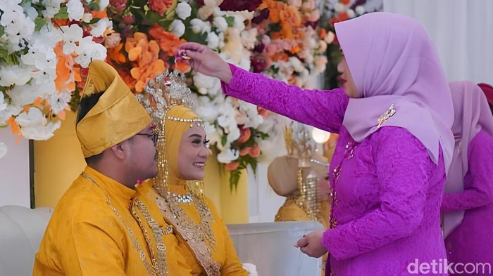 Prosesi tepung tawar pada acara pernikahan. (Siti Alya Zikriena Poetri/detikSumut)
