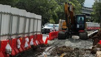 Adapun di dalam area proyek terdapat satu alat berat, yakni ekskavator. 