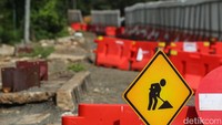 Rambu pekerjaan galian juga telah terpampang di sekitar proyek 