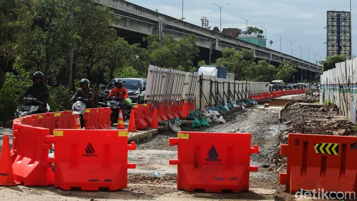Proyek SPAM di Kalimalang 'Makan' Satu Lajur Jalan Proyek pembangunan sistem penyediaan air minum (SPAM) Regional Jatiluhur di Jalan Raya Kalimalang, Bekasi, arah Jakarta menutup satu lajur jalan, Sabtu (6/7/2024). Arus lalu lintas di sekitar area proyek menjadi tersendat.