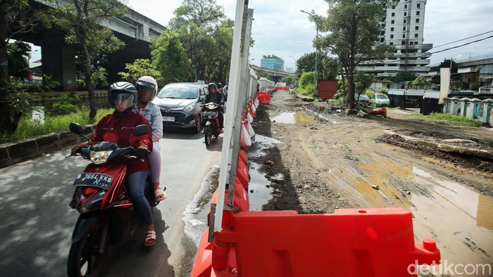 Proyek pembangunan sistem penyediaan air minum (SPAM) Regional Jatiluhur di Jalan Raya Kalimalang, Bekasi, arah Jakarta menutup satu lajur jalan, Sabtu (6/7/2024). Arus lalu lintas di sekitar area proyek menjadi tersendat.