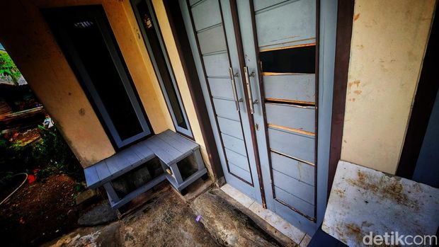 Ramlan menunjukan pintu rumah yang dijebol oleh Mustopa alis Opa penderita gangguan jiw ayang menyerang ayahnya Sabtu (6/7/2024) pagi tadi.