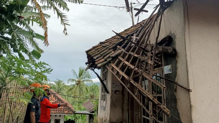 Rumah di Cilegon Roboh Diterjang Hujan Disertai Angin Kencang (dok.ist)