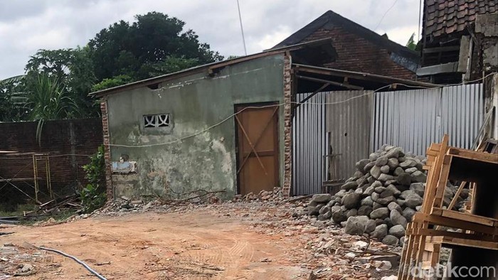 Rumah warga dibongkar diduga berdiri di tanah Pemkot Blitar. Rumah warga dibongkar diduga berdiri di tanah Pemkot Blitar.