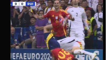 Katanya permintaan Luis De la Fuente supaya Kroos dikasih kartu kuning tak digubris oleh wasit. Foto: (Twitter).