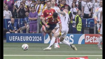 Netizen bingung kenapa Kroos tidak dapat kartu kuning. Foto: (Twitter).