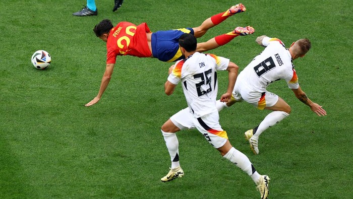 Soccer Football - Euro 2024 - Quarter Final - Spain v Germany - Stuttgart Arena, Stuttgart, Germany - July 5, 2024 Spains Pedri in action with Germanys Toni Kroos REUTERS/Leonhard Simon
