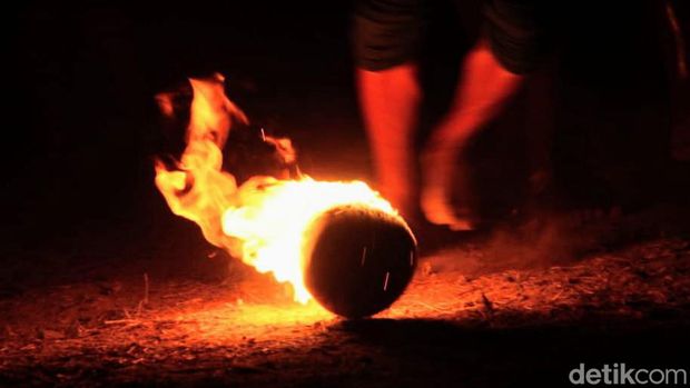 Sambut Tahun Baru Islam, warga Krendetan Purworejo main sepakbola api, Sabtu (6/7/2024) malam.