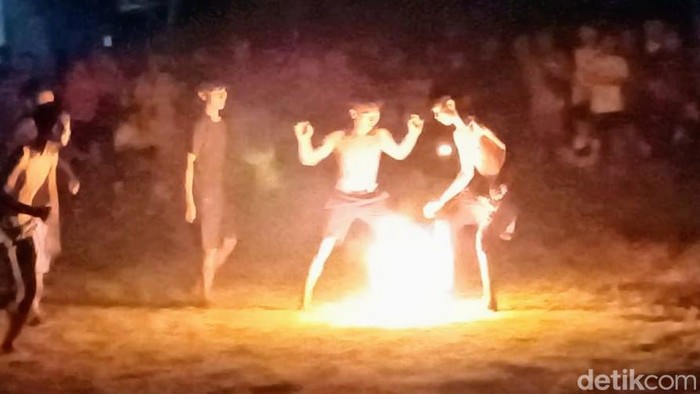 Sambut Tahun Baru Islam, warga Krendetan Purworejo main sepakbola api, Sabtu (6/7/2024) malam.