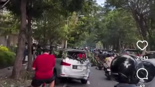 Kondisi minibus yang ringsek setelah tabrakan dengan mobil travel, Sabtu (6/7/2024).