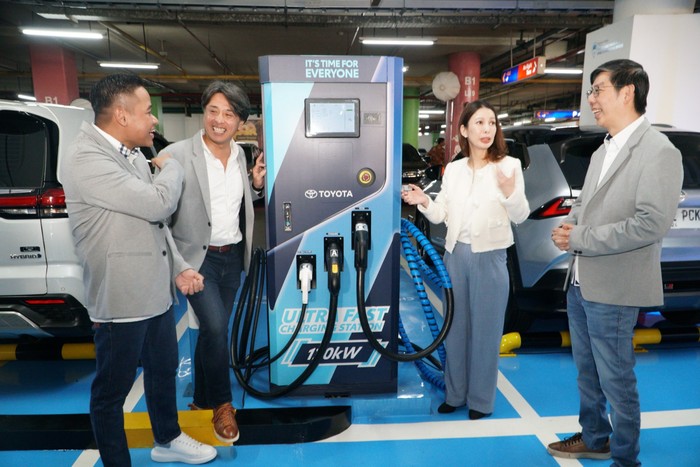 Tempat ngecas mobil listrik Toyota di Gandaria City Mal
