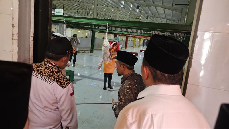 Menko PMK meninjau perusahaan pengelolaan daging kurban jemaah haji RI di Makkah, Jumat (5/7/2024).