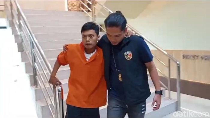 Tersangka perampokan bersenpi yang menyekap anak dan art saat diamankan polisi.