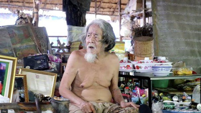 Ada satu sekte yang paling viral di Thailand, terekspos pada tahun 2022. Ketuanya adalah Thawee Nanra yang meminta pengikutnya makan ketombe miliknya.