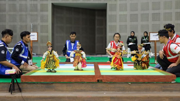 Tim Robotika ITS saat bertanding di Kontes Robot Indonesia 2024.