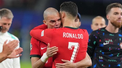 Tangis Pepe di Pelukan Ronaldo