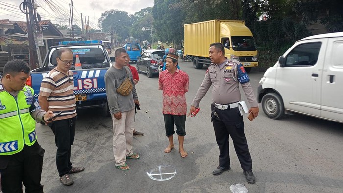 TKP kecelakaan pikap tabrak minibus di Klapanunggal, Bogor