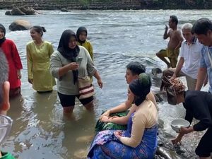 Tradisi Mandi Kasai Pengantin Baru yang Hampir Punah