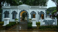 Jakarta Pusat membawa miniatur gedung Museum Kebangkitan Nasional atau STOVIA sekolah kedokteran era Hindia Belanda. 