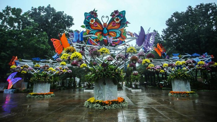 Pameran Flora dan Fauna (Flona) 2024 telah resmi digelar. Selain menampilkan tanaman dan hewan, pameran ini juga dipercantik dekorasi stand dari lima kota di DKI Jakarta.