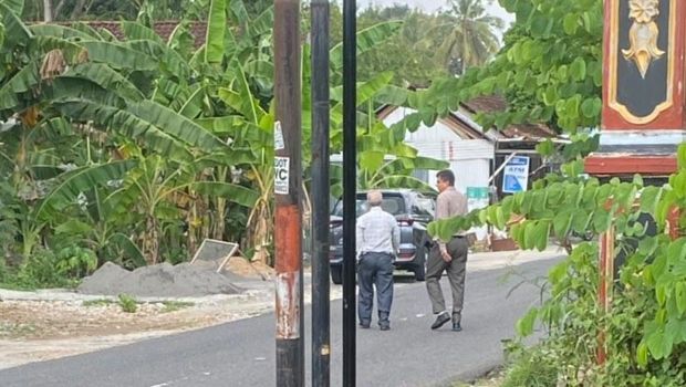Dua orang bule yang diduga melakukan aksi penipuan di Kapanewon Panggang, Kabupaten Gunungkidul. Foto diunggah Sabtu (6/7/2024).