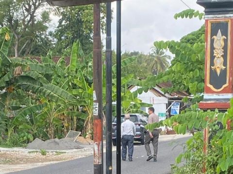 Dua orang bule yang diduga melakukan aksi penipuan di Kapanewon Panggang, Kabupaten Gunungkidul. Foto diunggah Sabtu (6/7/2024).