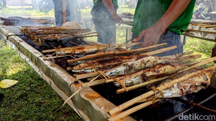 Warga Serbu Pesta Ikan Bakar Gratis Setengah Ton di Trenggalek Warga Serbu Pesta Ikan Bakar Gratis Setengah Ton di Trenggalek