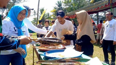 Potret Warga Serbu Pesta Ikan Bakar Gratis Setengah Ton di Trenggalek