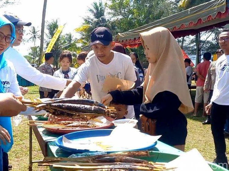 Potret Warga Serbu Pesta Ikan Bakar Gratis Setengah Ton di Trenggalek