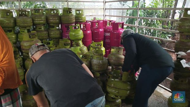 Warga tampak mengantre untuk memperoleh LPG 3 kg di SPBU COCO Tendean 31.127.02 Pertamina, Sabtu (6/7/2024).  (CNBC Indonesia/Angga Yoshua)