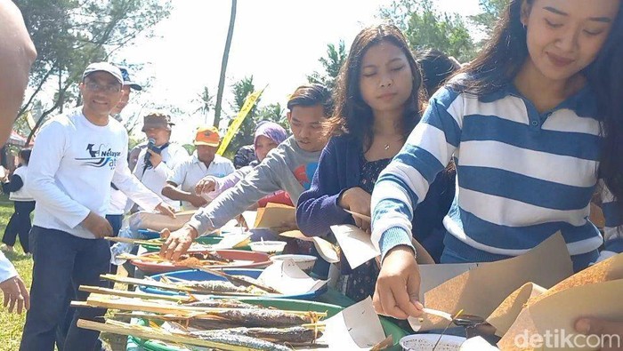 Warga Trenggalek Serbu Pesta Ikan Bakar Gratis Setengah Ton
