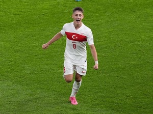 Guler Bikin Oezil Terpukau