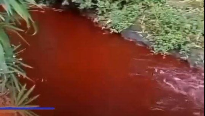 Air sungai di Malang berwarna merah