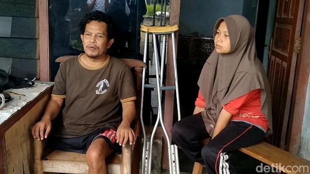 Aliyah, Ibu 3 anak di Pemalang yang menjadi buruh jahit setelah suami tertabrak truk tronton.