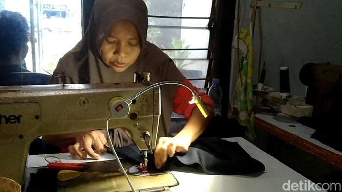 Aliyah, Ibu 3 anak di Pemalang yang menjadi buruh jahit setelah suami tertabrak truk tronton.