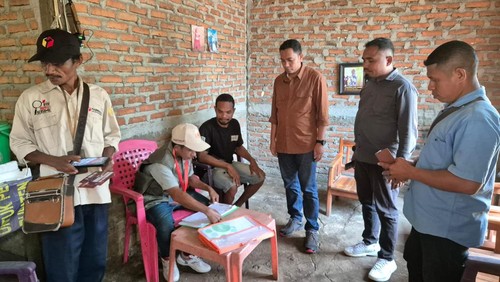 Anggota Bawaslu NTT saat memantau proses coklit yang dilakukan oleh petugas pantarlih di NTT. (Foto: Bawaslu NTT)