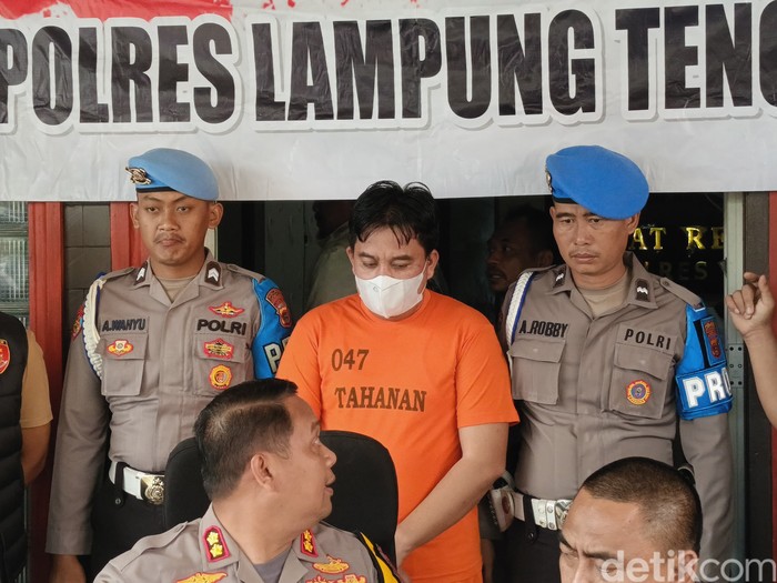 Anggota DPRD Lampung Tengah M Saleh Mukadam berbaju tahanan.