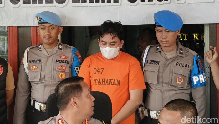 Anggota DPRD Lampung Tengah M Saleh Mukadam berbaju tahanan.