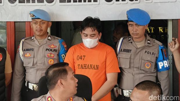 Anggota DPRD Lampung Tengah M Saleh Mukadam berbaju tahanan.