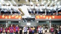 Berakhirnya penyelenggaraan AUG 2024 di Indonesia ditandai juga dengan penyerahan bendera AUSC kepada Malaysia sebagai tuan rumah AUG 2026. Foto: dok. Kemendikbudristek