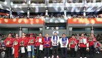 Apresiasi juga diberikan kepada sembilan perguruan tinggi di Surabaya-Malang yang menjadi tuan rumah penyelenggaraan AUG 2024. Kesembilannya yakni Universitas Negeri Surabaya, Universitas Airlangga, Institut Teknologi Sepuluh Nopember, Universitas Surabaya, Universitas Pembangunan Nasional Veteran Jawa Timur, Universitas Brawijaya, Universitas Negeri Malang, Universitas Muhammadiyah Malang, dan Universitas Islam Malang. Foto: dok. Kemendikbudristek