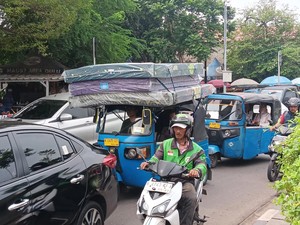 Nasib Bajaj di Ibu Kota, Rela Angkut Sayur-Kasur Demi Bertahan Hidup