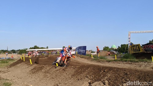 Balapan MXGP seri 12 di Sirkuit Eks Bandara Selaparang, Lombok, NTB, Minggu (7/7/2024). (Foto: Ahmad Viqi/detikBali)