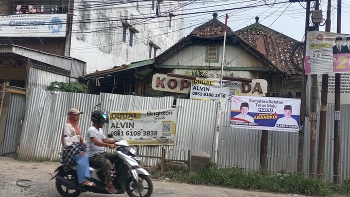 Bangunan Kopi Roda di kawasan 14 Ilir yang kini dipagari seng.
